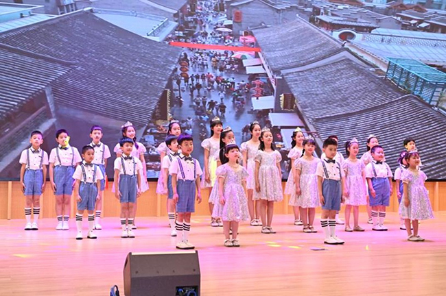 图为小海豚听障儿童合唱团现场表演